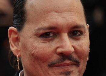 Johnny Depp Impacta Tokio con el Debut Mundial de su Caótico Arte
