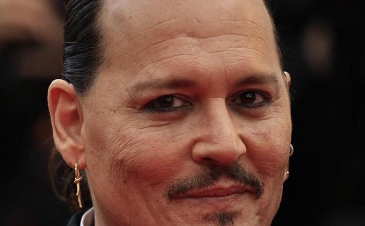 Johnny Depp Impacta Tokio con el Debut Mundial de su Caótico Arte