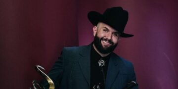 Carín León conmueve con su apoyo a víctimas de incendio en el norte de México