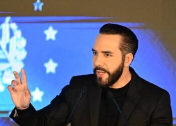 El Salvador supera los $100M en Bitcoin y desafía al FMI