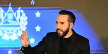 El Salvador supera los $100M en Bitcoin y desafía al FMI