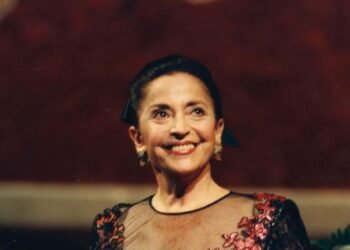 París Subasta Joyas de Teresa Berganza: 4 Vestidos Icónicos de la Ópera