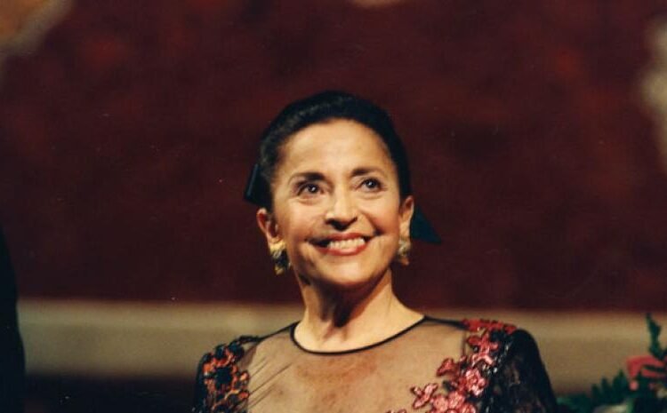 París Subasta Joyas de Teresa Berganza: 4 Vestidos Icónicos de la Ópera