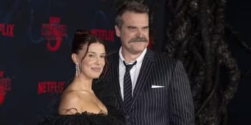 Millie Bobby Brown y David Harbour: El abrazo de ‘Stranger Things’ que desafía la polémica por denuncia