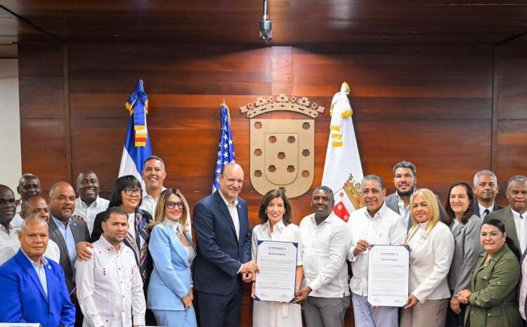 Santiago rinde homenaje a la Gobernadora de Nueva York y Congresista de EE.UU