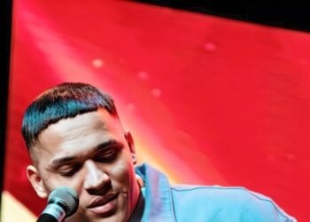 ¡Ebenezer Guerra se corona Artista Revelación del Año en Premios Glamour 2025!