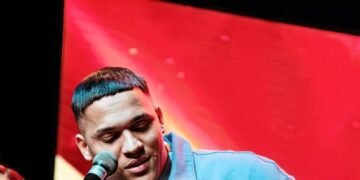 ¡Ebenezer Guerra se corona Artista Revelación del Año en Premios Glamour 2025!