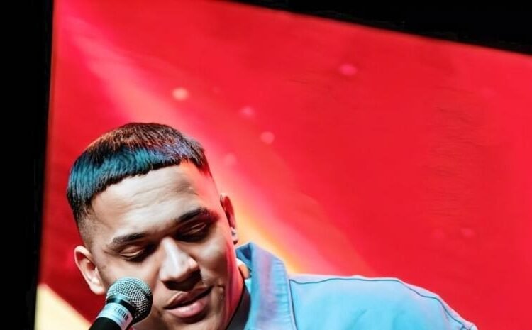 ¡Ebenezer Guerra se corona Artista Revelación del Año en Premios Glamour 2025!