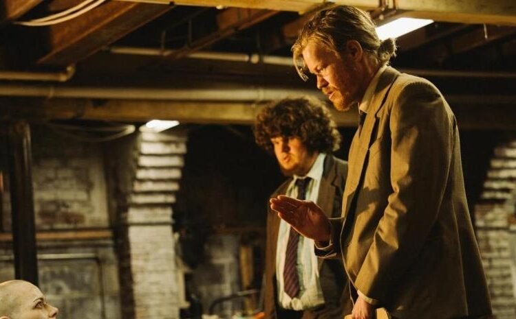 Yorgos Lanthimos: Bugonia desarma la conspiración a carcajadas quirúrgicas