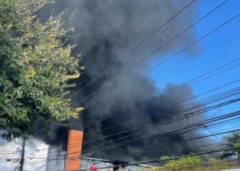 URGENTE: Gigantesco incendio arrasa bodega de Prodacom en Santiago