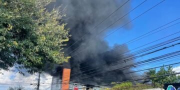 URGENTE: Gigantesco incendio arrasa bodega de Prodacom en Santiago