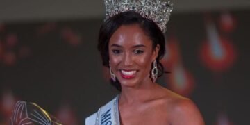 Miss Jamaica en UCI tras Caída Impactante en Preliminar de Miss Universo 2025