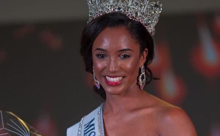 Miss Jamaica en UCI tras Caída Impactante en Preliminar de Miss Universo 2025
