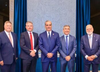 Abinader lanza a RD al estrellato global de chips con EE UU