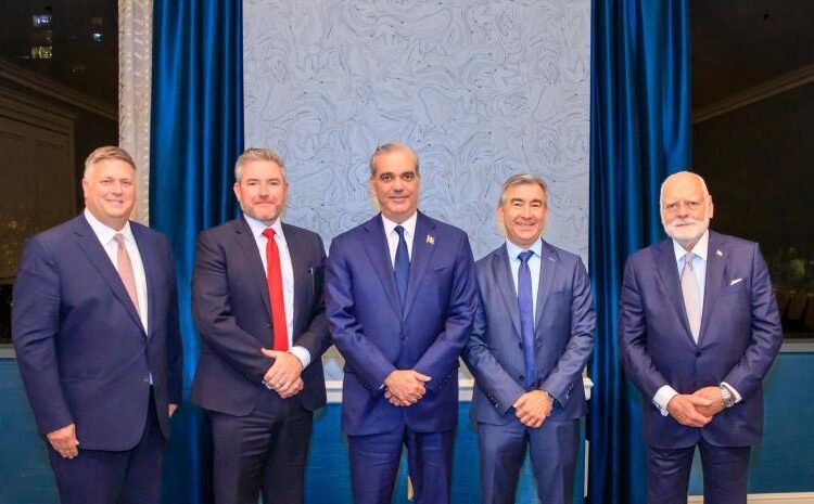 Abinader lanza a RD al estrellato global de chips con EE UU