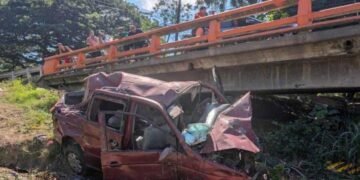 Minibús cae al vacío en Maizal: 23 indocumentados heridos tras persecución dramática