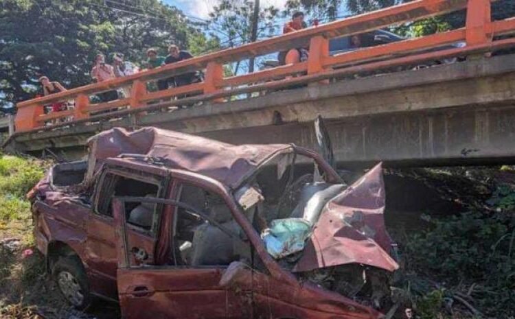 Minibús cae al vacío en Maizal: 23 indocumentados heridos tras persecución dramática