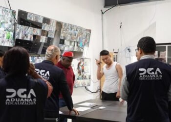 ¡BOMBA! Aduanas Interviene Tiendas Chinas en Azua por SOSPECHOSAS Facturas Locales