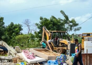 Desalojo brutal con lacrimógenas golpea a familias en Los Frailes