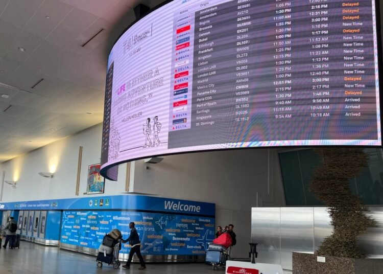 Cierre de Gobierno paraliza Aeropuertos NY: ¡Caos aéreo!