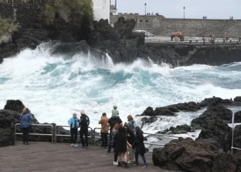 Tragedia en Tenerife: Olas Mortales Cobran Vidas y Dejan Decenas de Heridos