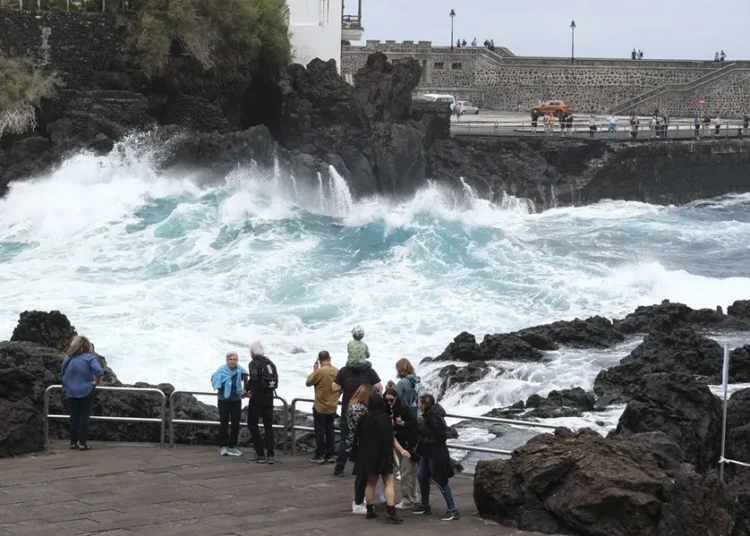Tragedia en Tenerife: Olas Mortales Cobran Vidas y Dejan Decenas de Heridos