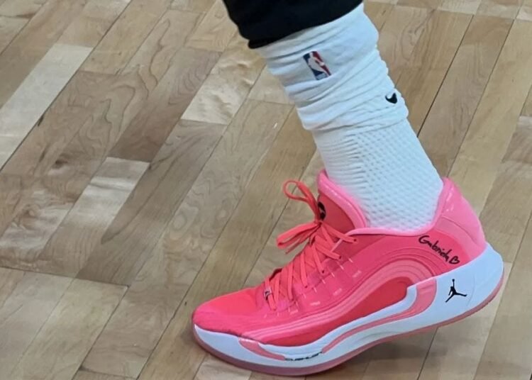 Luka Doncic: Amor de padre en sus zapatillas para Gabriela vs. Milwaukee