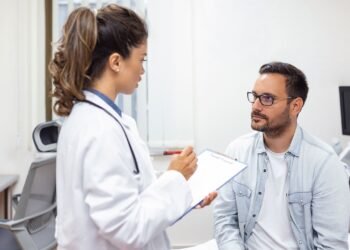 La «menopausia masculina» existe: Médicos detallan tus cambios hormonales al envejecer