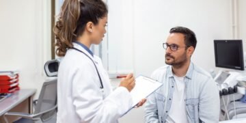 La «menopausia masculina» existe: Médicos detallan tus cambios hormonales al envejecer