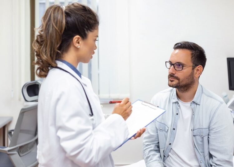 La «menopausia masculina» existe: Médicos detallan tus cambios hormonales al envejecer