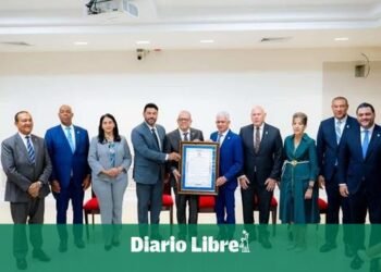 ¡Leyenda! Senado rinde tributo a Ernesto Veloz por 30 años clave en el turismo