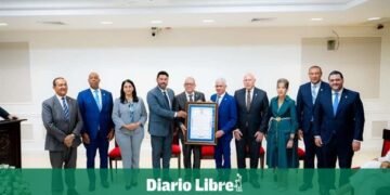 ¡Leyenda! Senado rinde tributo a Ernesto Veloz por 30 años clave en el turismo