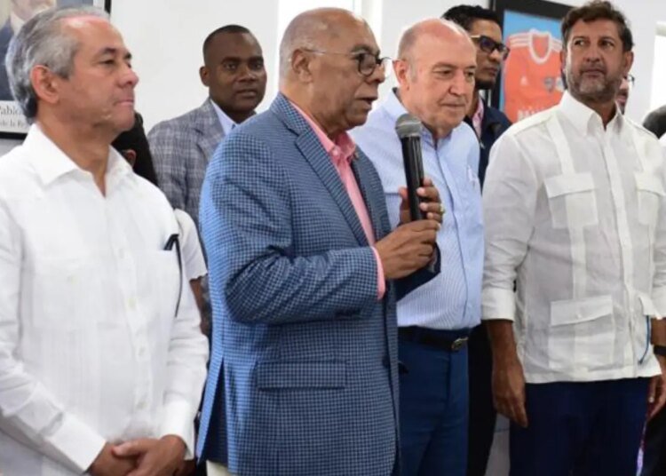 Ray Guevara sopesa fusión histórica para el fútbol dominicano