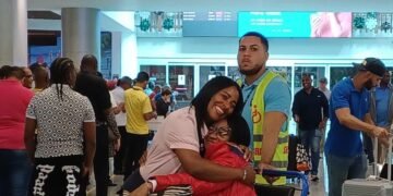 ¡Volvió Juanita! La Navidad dominicana aterriza con alegría en el aeropuerto junto a sus hijos ausentes