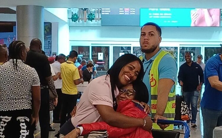 ¡Volvió Juanita! La Navidad dominicana aterriza con alegría en el aeropuerto junto a sus hijos ausentes
