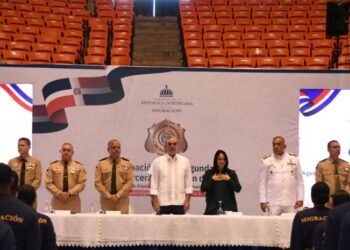 Abinader Impulsa Seguridad: ¡865 Nuevos Agentes Migratorios se Gradúan para Reforzar el Control!