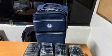 DNCD detiene alemán en AILA: ¡17 paquetes de cocaína en su maleta!