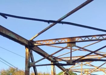 Esperanza y Ámina: ¡Puente al borde del colapso amenaza con aislarlas!