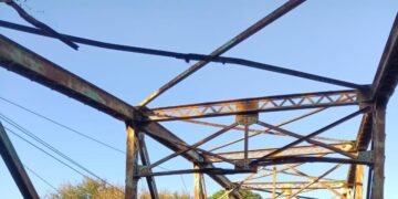 Esperanza y Ámina: ¡Puente al borde del colapso amenaza con aislarlas!