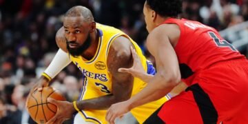 BOMBAZO: LeBron y Luka, BAJAS contra Celtics por lesiones y razones personales