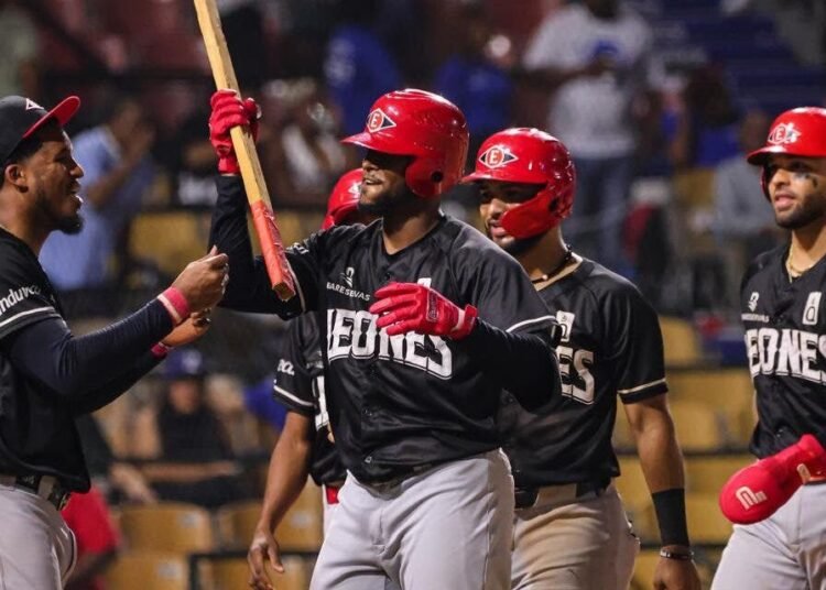 Canario Pulveriza a Licey con 2 de 4 HR en Paliza Histórica