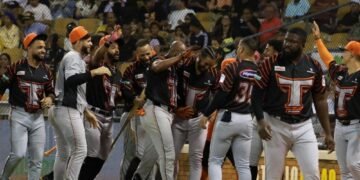 ¡Explosión taurina! Toros del Este detonan cuadrangulares y conquistan Santiago