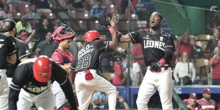 ¡Jonronazo de Junior Lake desata triunfo de Leones!