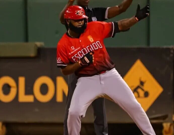 Lake y Navarro Imparables: 7-4 contra Toros