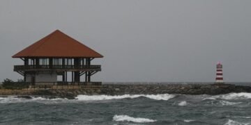 Vaguada trae lluvias breves, ¡pero el mar enfurece con oleaje extremo!
