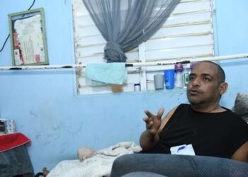 ¡Drama! Edema genital postra a Joan Manuel Batista: Su desesperado clamor por ayuda