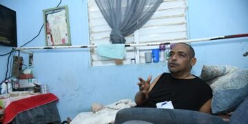 ¡Drama! Edema genital postra a Joan Manuel Batista: Su desesperado clamor por ayuda