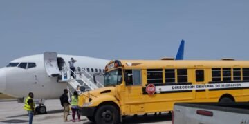 Cumplieron su condena: ICE repatria 41 dominicanos de prisiones de EE UU