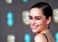 Emilia Clarke se fracturó una costilla ¡grabando sexo para su nueva serie!
