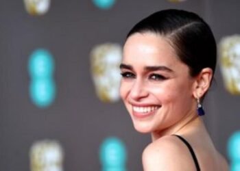 Emilia Clarke se fracturó una costilla ¡grabando sexo para su nueva serie!
